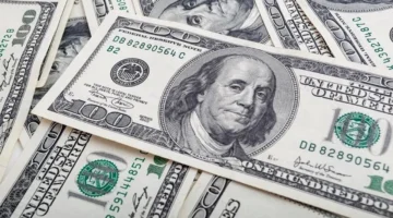 الدولار يرتفع في تعاملات السبت رغم توجهه نحو تسجيل خسائر أسبوعية متتالية